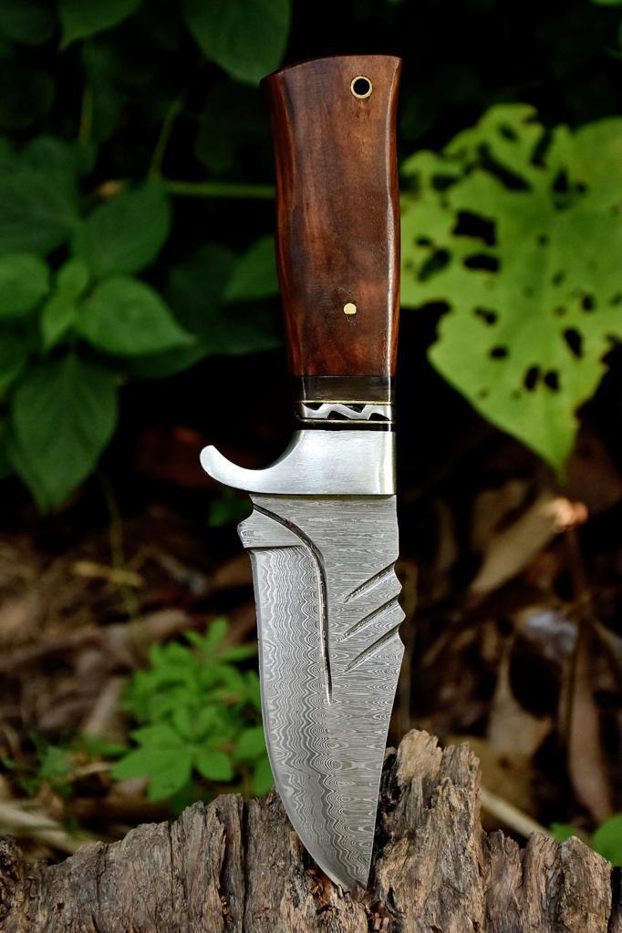 Skinner Knive with wood handle and damascus steel blade